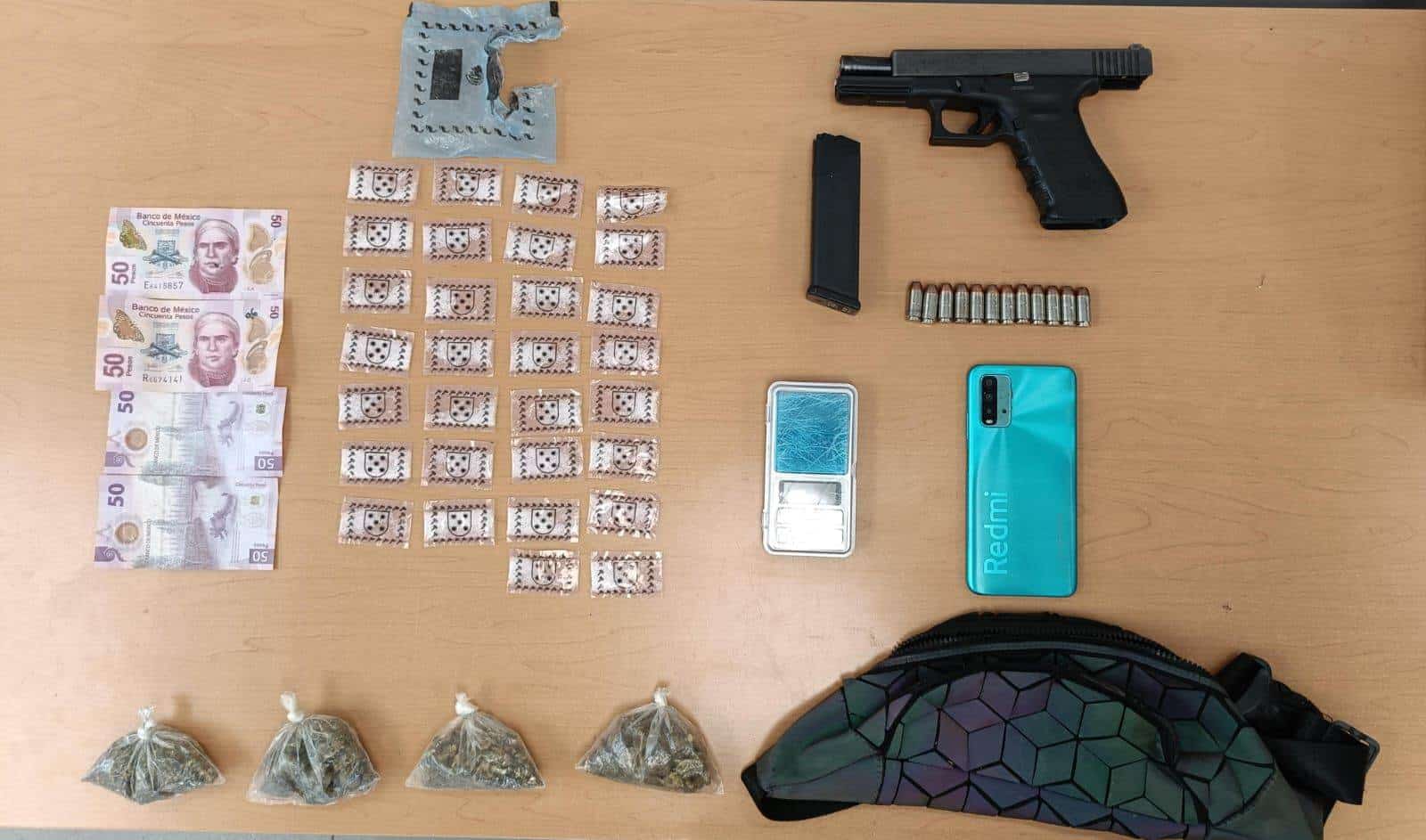 Elementos de Fuerza Civil realizaron la detención de un hombre en posesión ilegal de drogas y un arma de fuego, en calles de la colonia Rancho Viejo, municipio de Guadalupe.