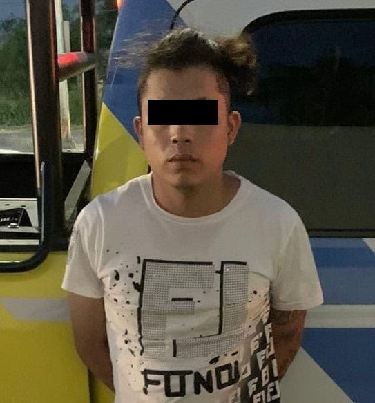 En posesión de un arma de fuego, fue detenido un hombre por elementos de la Policía de Monterrey, la noche del domingo en el centro de la ciudad.