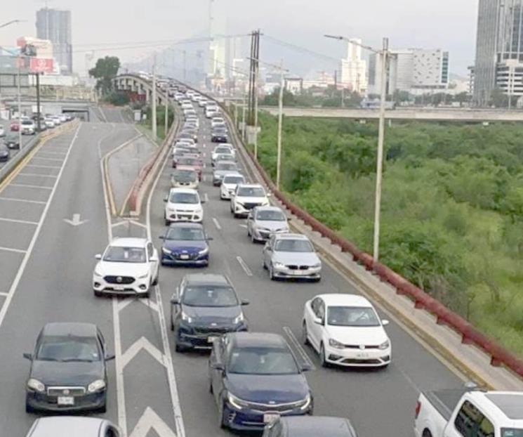 Viven viacrucis vial regios por obras de Morones