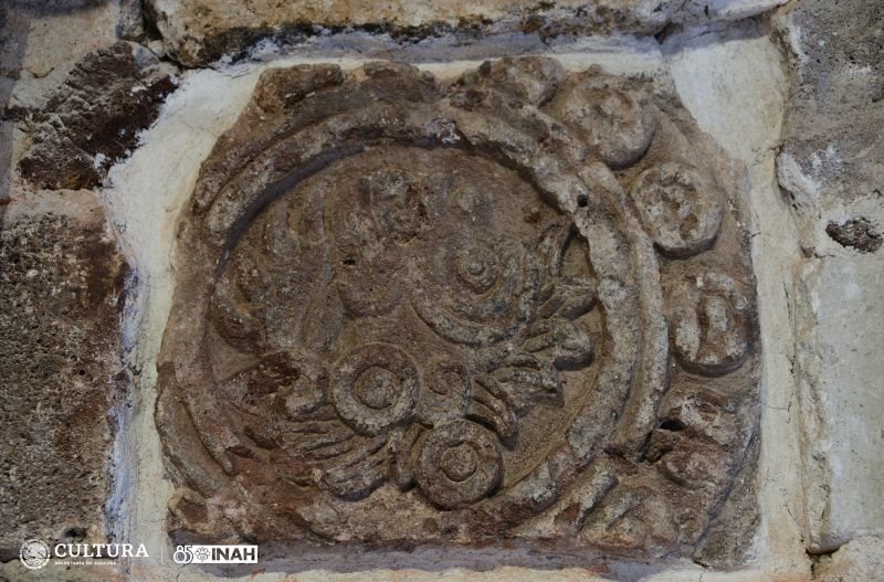 Descubren relieve de origen mexica