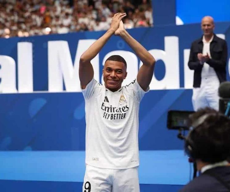 Real Madrid presenta a Kylian Mbappé ante 85 mil personas Real Madrid presenta a Kylian Mbappé ante 85 mil personas