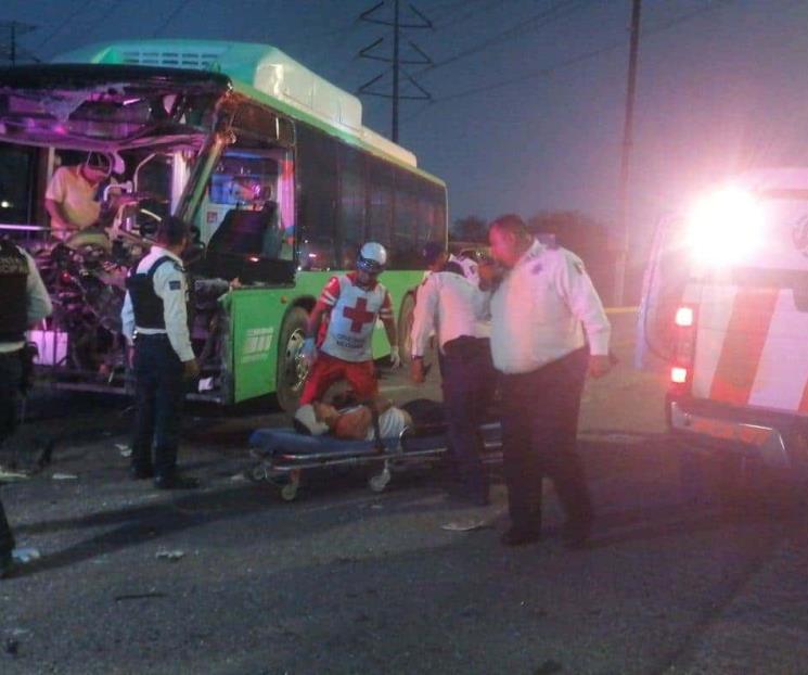 Conductor de Metrorrey queda atrapado tras choque con tráiler