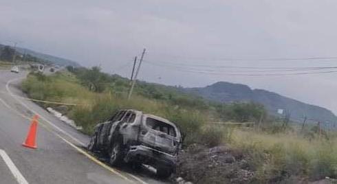Hallan camioneta incendiada y con disparos