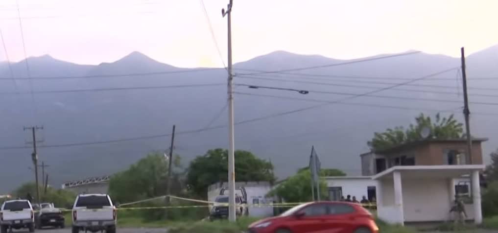 Hombres armados atacaron a balazos a un convoy de policías estatales y Ministeriales, en el municipio de Abasolo, Nuevo León, cuando intentaban realizar un cateo en una casa de seguridad.