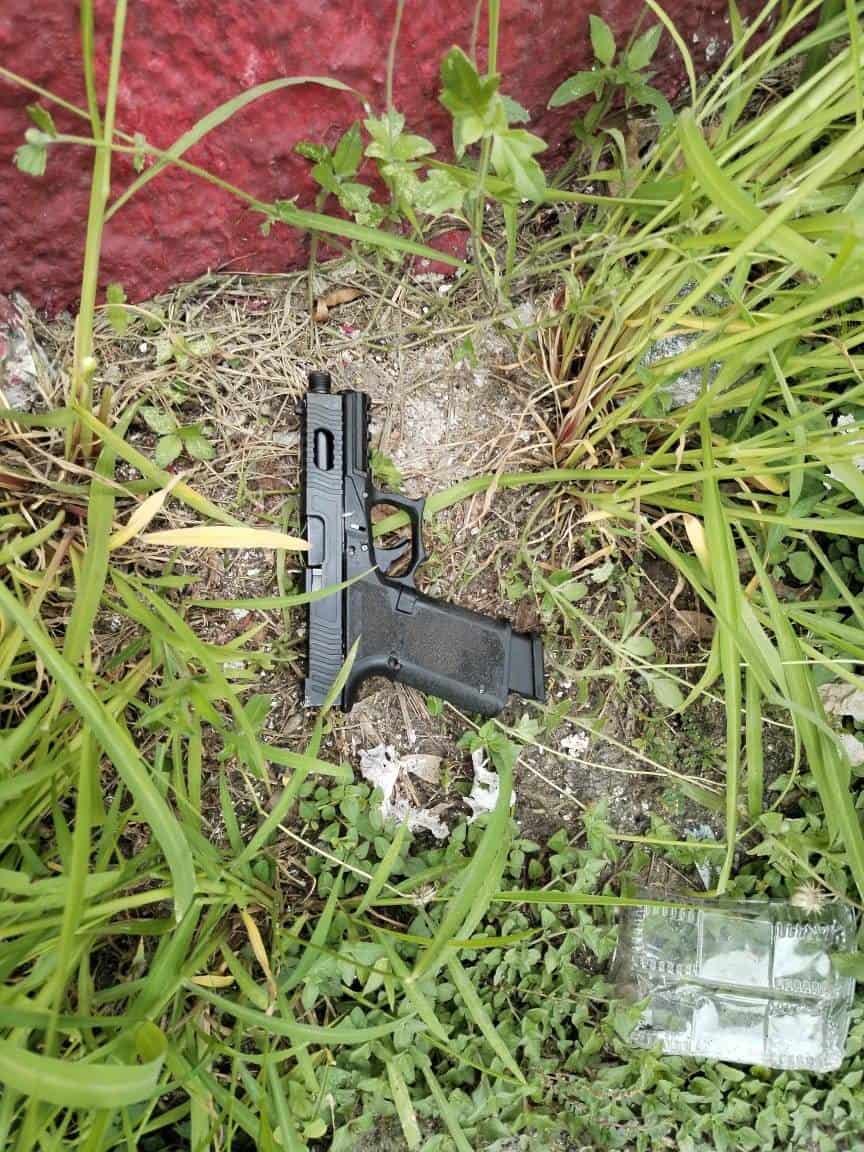 El arma de fuego utilizada presuntamente para cometer la doble ejecución del martes en la Colonia Agua Nueva, en Guadalupe, fue encontrada ayer en la Colonia La Comedia, cerca de donde se hizo la detención de tres personas sospechosas del homicidio y quienes habrían tirado la pistola antes de su arresto.