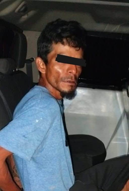 En un recorrido por la Colonia San Jerónimo, elementos de la Policía de Monterrey detuvieron a un hombre que presuntamente asaltó a un peatón que esperaba el camión urbano, al poniente de la ciudad.