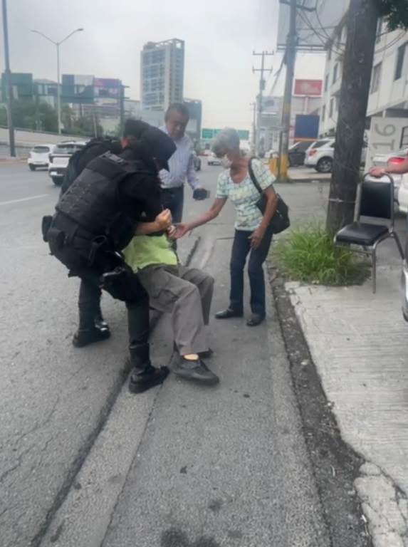 Elementos de Fuerza Civil, salvaron la vida de un hombre de la tercera edad, quien se desvaneció repentinamente, en plena Avenida Garza Sada al sur de la ciudad.