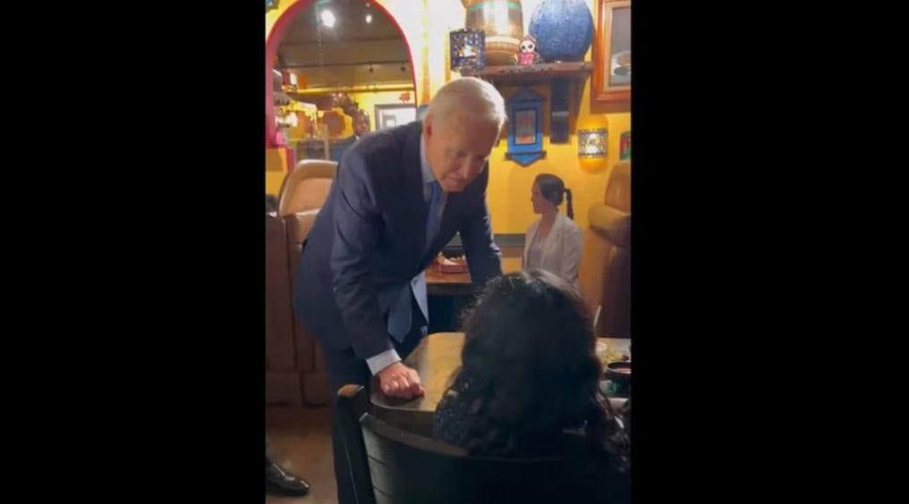 Captan a Biden hablando sin cubrebocas tras dar positivo a Covid-19