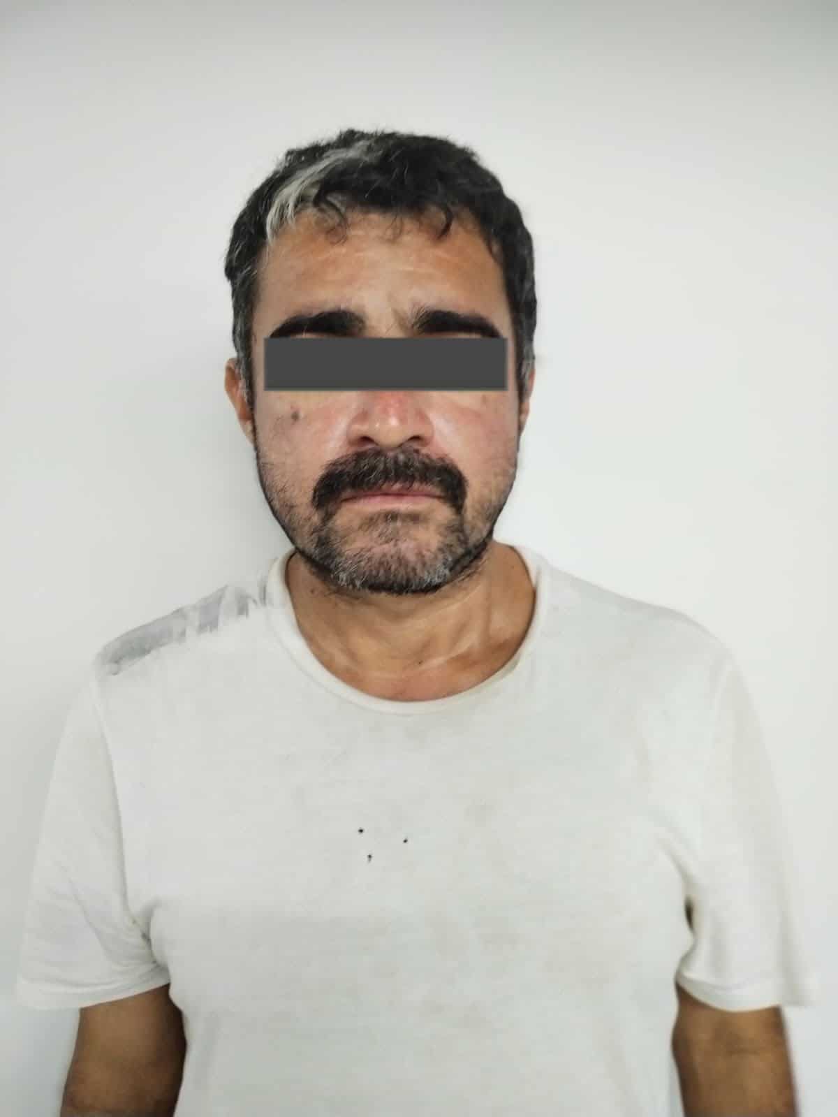 Elementos de la Agencia Estatal de Investigaciones arrestaron a un presunto homicida, imputado por la muerte de una persona a golpes, a quien vio asomándose a los autos estacionados en la calle, en la Colonia Las Haciendas, en Pesquería.