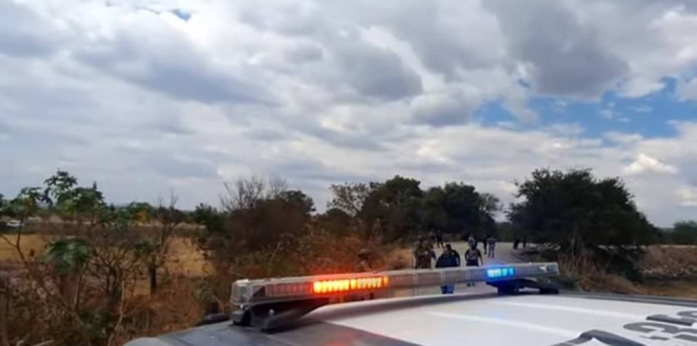 Derivado de trabajos de inteligencia, el Grupo de Coordinación para la Seguridad de Nuevo León, se logró el rescate de un hombre que estaba privado de la libertad en un ejido del municipio de Linares, registrándose un enfrentamiento que dejó un saldo de un pistolero abatido y otro detenido.