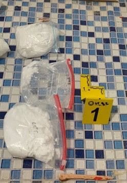 Elementos de la Unidad de Despliegue Estratégico de la Agencia Estatal de Investigaciones, realizaron dos cateos simultáneos en los municipios de Guadalupe y Monterrey, logrando la captura de tres narcotraficantes y el decomiso de diversas drogas.