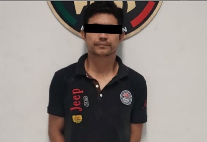 Al ser sorprendido presuntamente robando en el interior de un domicilio, de donde se apoderó de 19 mil pesos en efectivo y 218 dólares, un hombre fue detenido por oficiales de la Policía de Monterrey, al sur de la ciudad.
