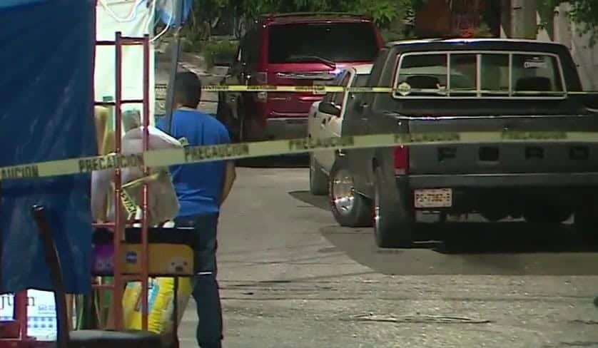 En el momento en que atendía su tienda de abarrotes, un hombre fue baleado por al menos dos hombres armados, ante la presencia de diversos clientes, la noche del miércoles en el municipio de Santa Catarina.