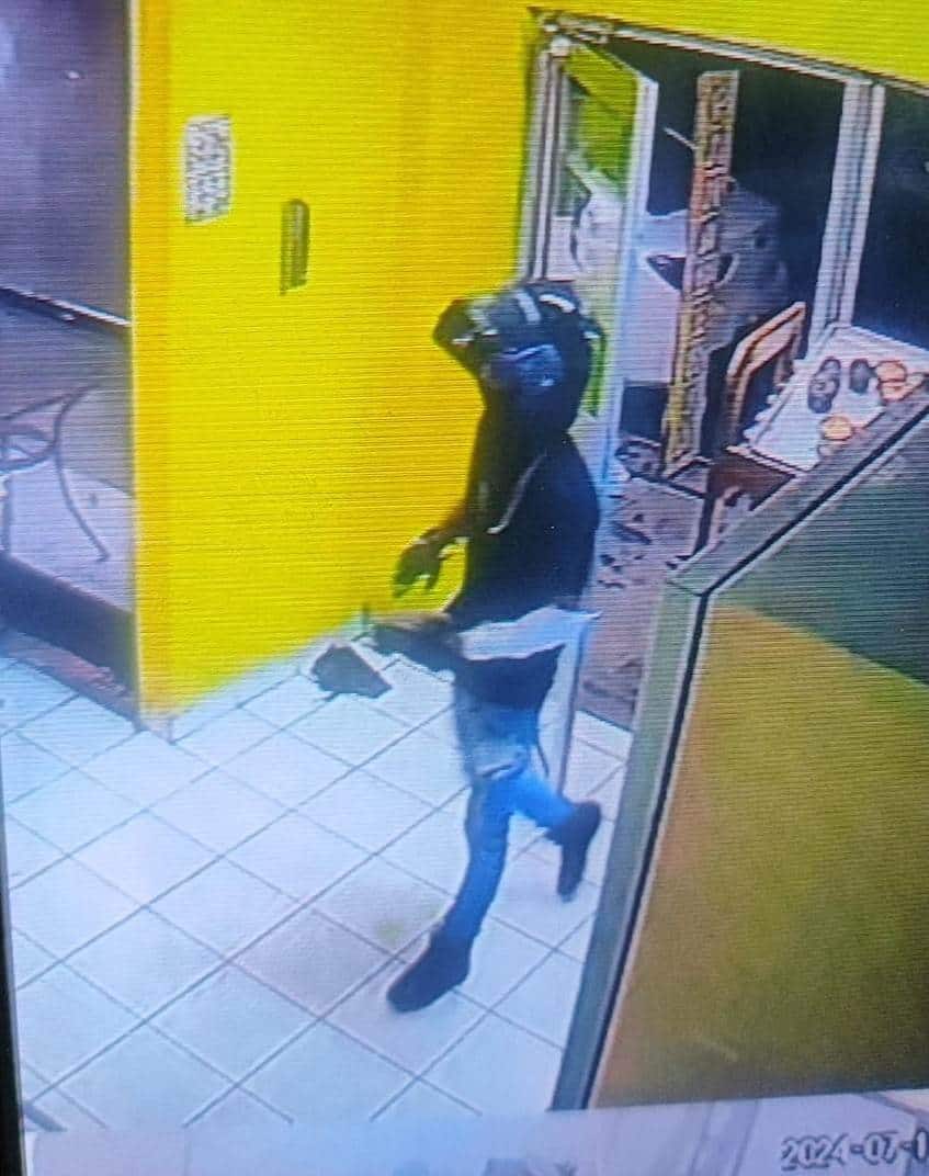 Un hombre que presuntamente había asaltado en una panadería horas antes, fue detenido por oficiales de la Policía de Monterrey, cuando lo observaron en actitud sospechosa al llegar a una tienda de conveniencia y al revisarlo, le encontraron varias dosis que contenían sustancia similar al cristal.