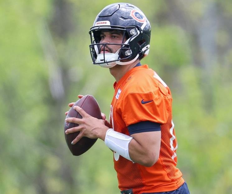 Firma Caleb Williams con los Osos de Chicago
