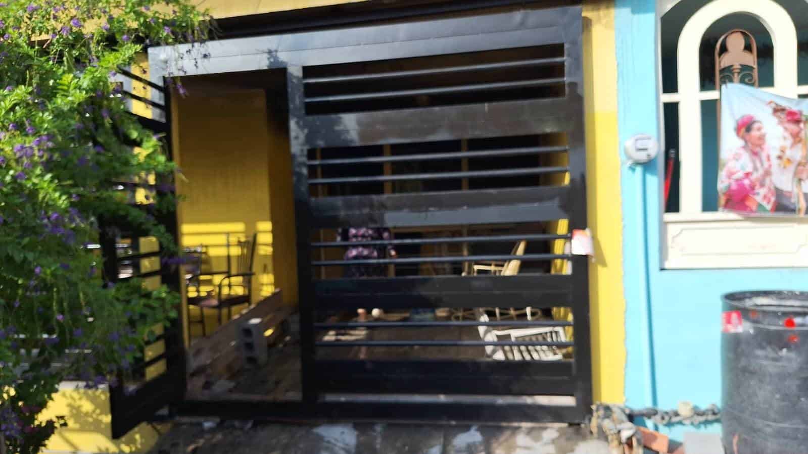 El incendio de un domicilio en la Colonia Valle de Infonavit, movilizó ayer a elementos de rescate al poniente del municipio de Monterrey, donde un elemento de la policía municipal resultó con síntomas de intoxicación.