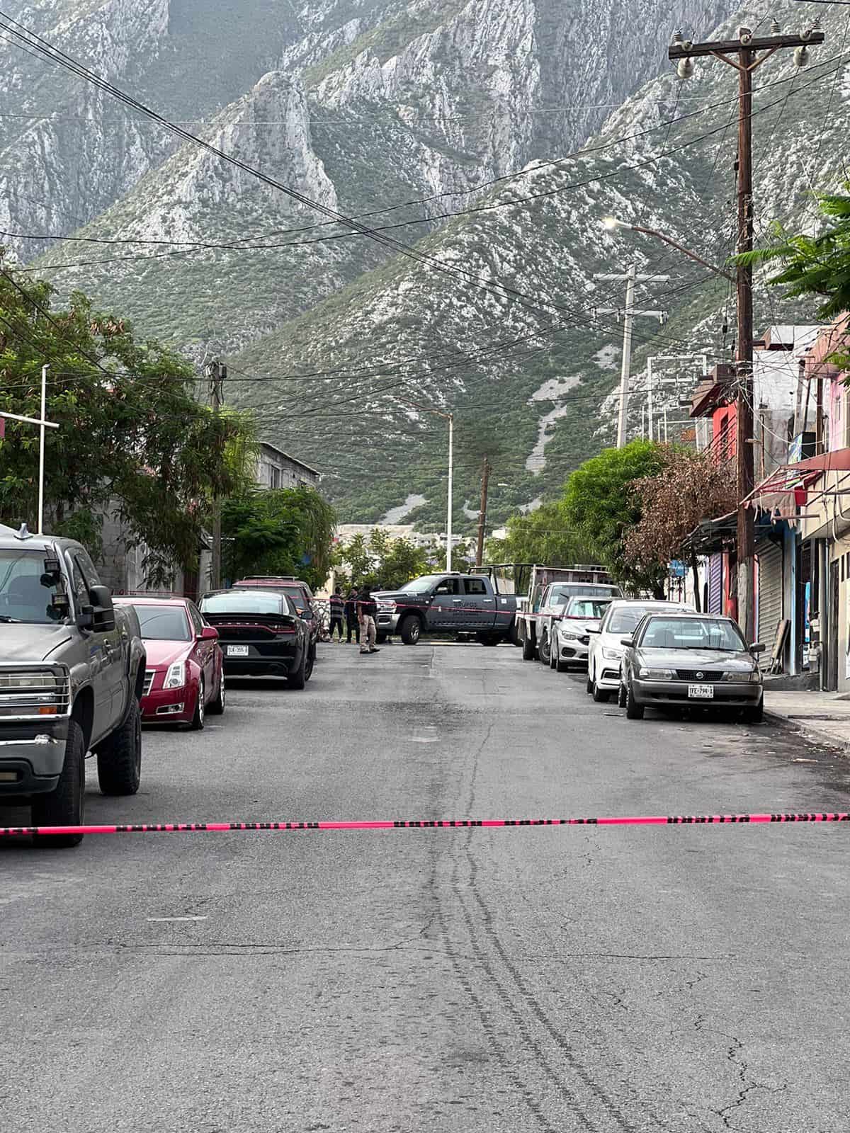 Un hombre con antecedentes penales fue ejecutado a balazos en un domicilio señalado como punto der venta de drogas, sus agresores escaparon en Santa Catarina.