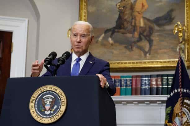 Bill y Hillary Clinton apoyan decisión de Biden de seguir: NBC