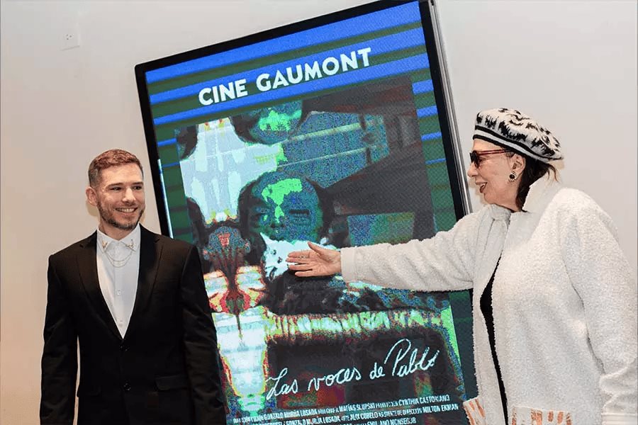 Reconecta con su padre a través del cine, y es premiado en Hollywood