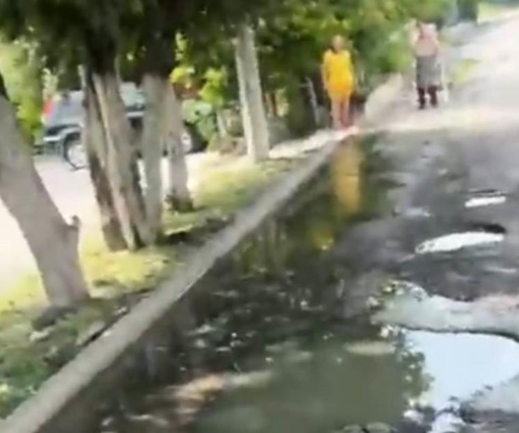 Llama a AyD a resolver colapso de drenaje sanitario