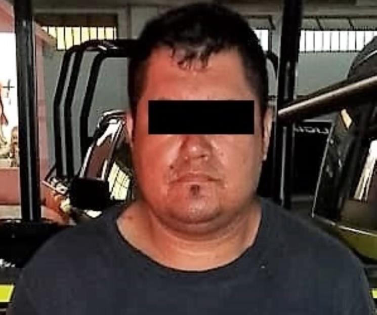 Golpea y lanza al piso a su esposa