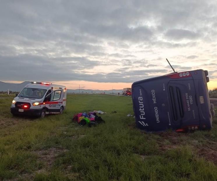 Mueren siete al volcarse autobús en carretera