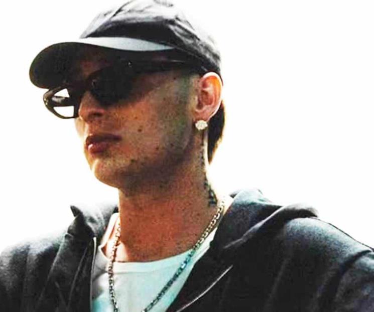 Reciben a Peso Pluma con beso durante llegada a un concierto