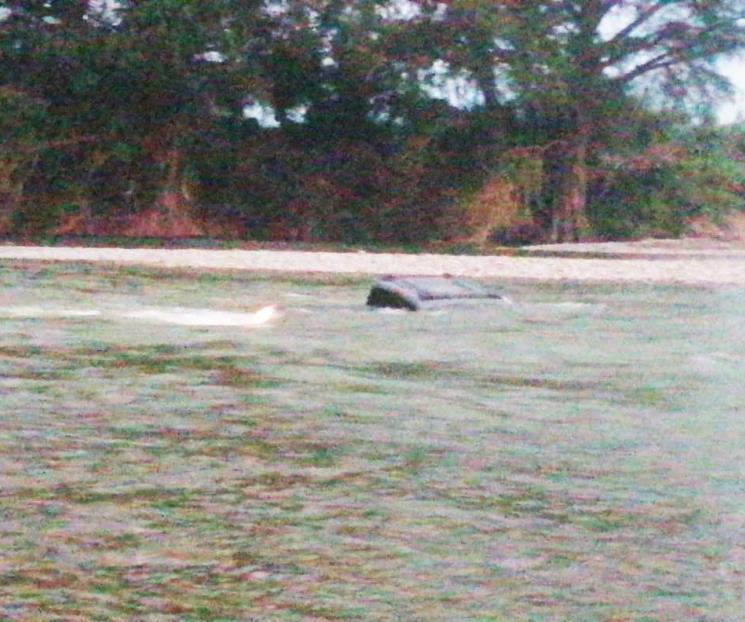 Rescatan a familia después de quedar varada en el Río San Juan Rescatan a familia después de quedar varada en el Río San Juan
