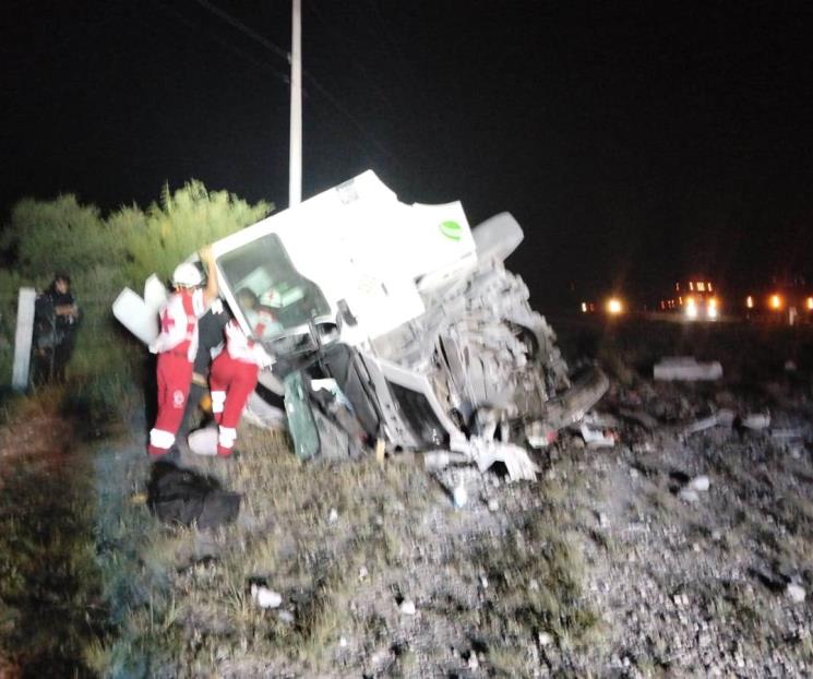Pierde control del volante, vuelca y muere