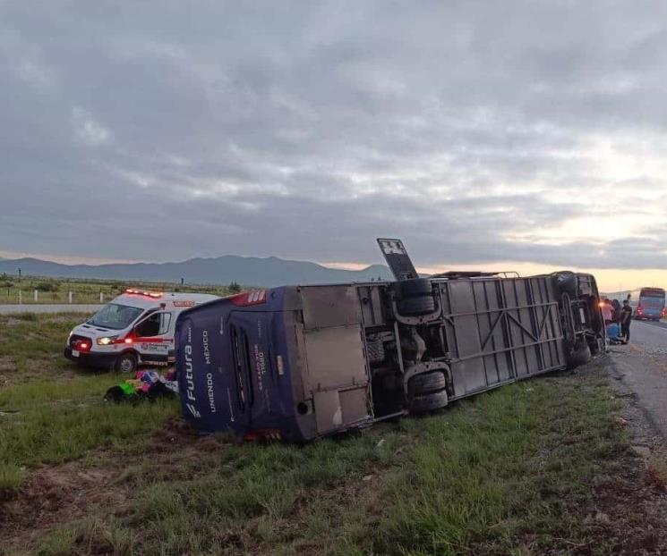 Mueren 8 en volcadura de autobús en Galeana Mueren 8 en volcadura de autobús en Galeana