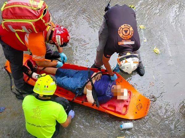 Rescatan a anciana tras caída en Arroyo Seco en Monterrey Rescatan a anciana tras caída en Arroyo Seco en Monterrey