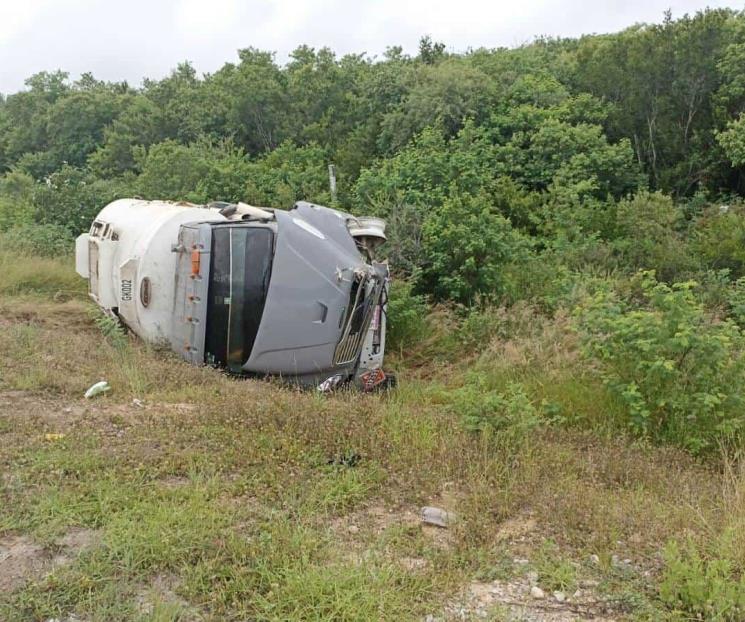 Vuelca camión cisterna con 20 mil litros de gasolina en Cadereyta