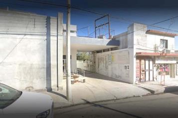 Dejan a hombre herido de bala en entrada de clínica en Cadereyta