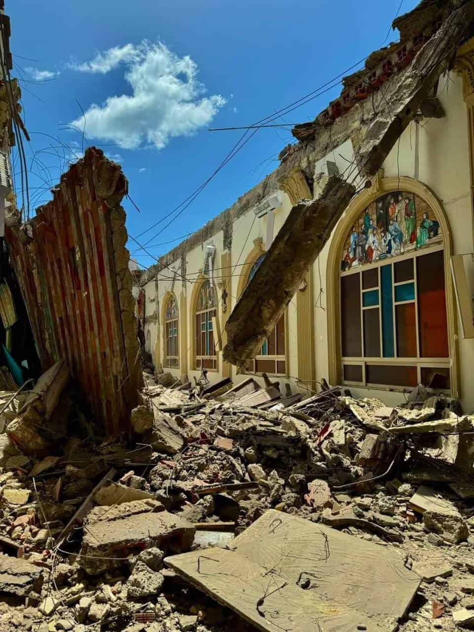 La caída del techo de la iglesia principal de Cerralvo, movilizó a elementos de Protección Civil del Estado y municipal.