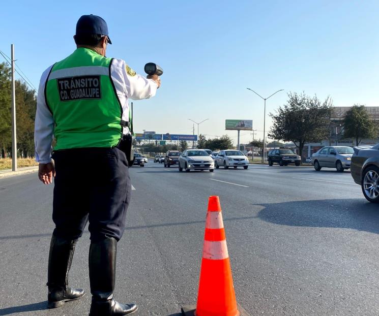 Conductor se estrella contra camión y sale ileso