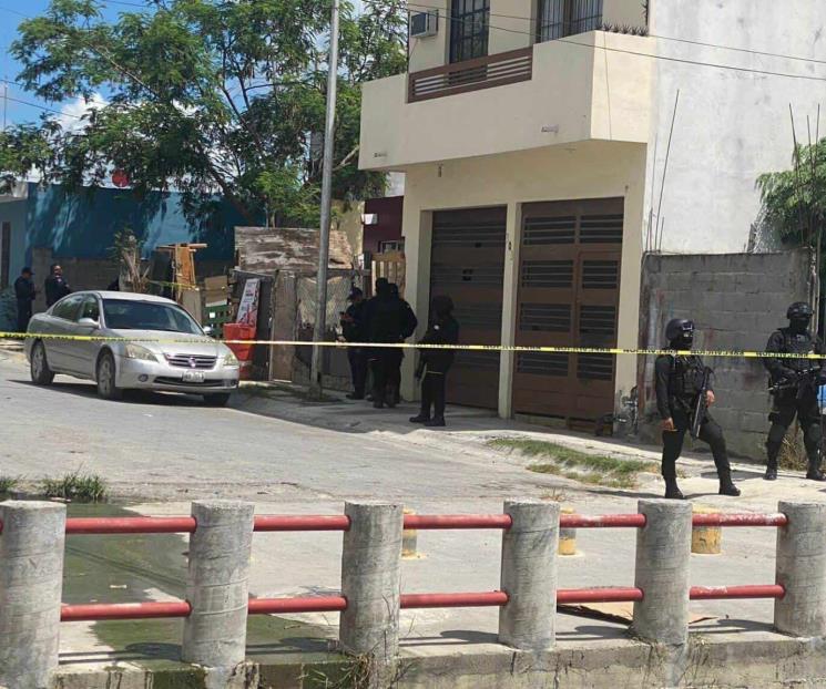 Ejecutan sicarios a un joven desde motocicleta en marcha