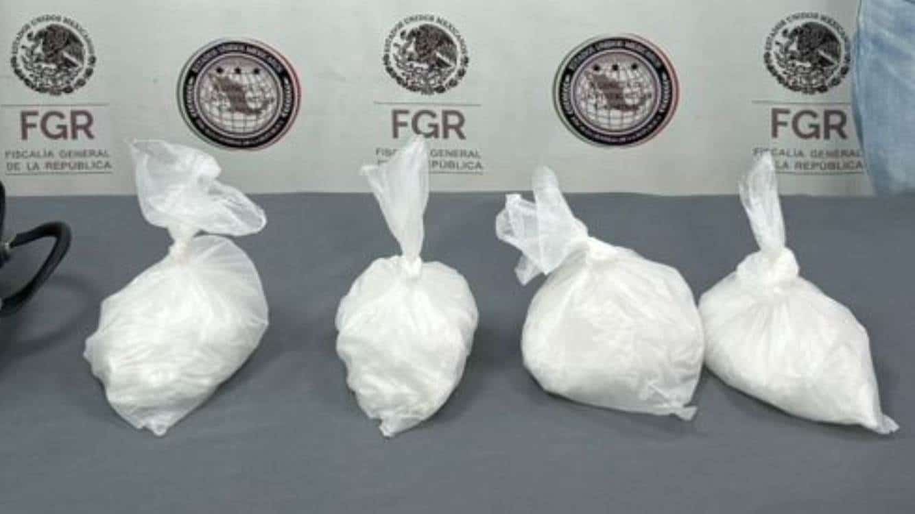 Dos hombres fueron capturados por elementos de la Policía Federal Ministerial, al ser sorprendidos con dos kilos demetanfetamina, en el municipio de Los Ramones, Nuevo León.