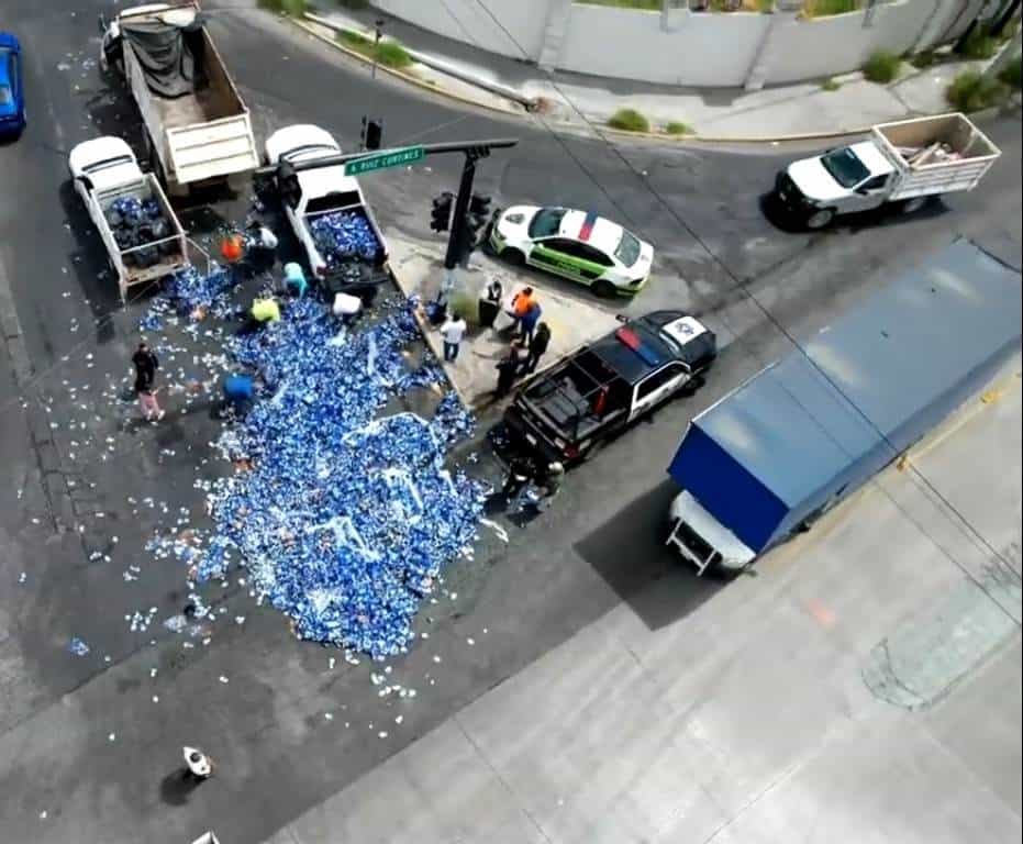 Los amantes de la cerveza, vivieron todo un festival en el municipio de Guadalupe, cuando un tráiler cargado con varias toneladas de latas de dicho producto, perdió más de 100 paquetes de doce packs, al dar una vuelta sin precaución.