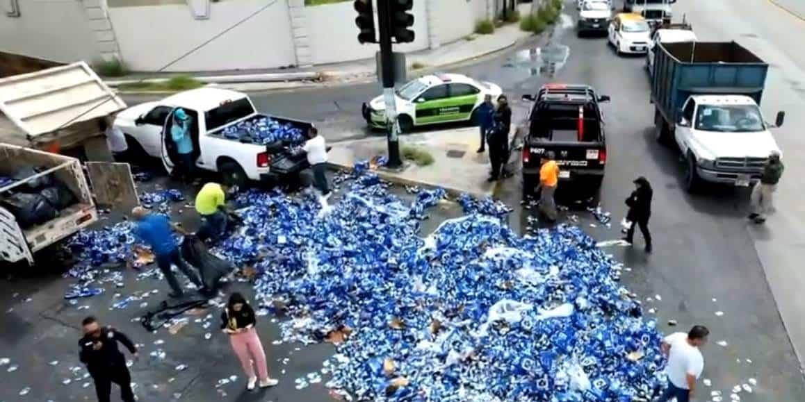 Volcadura de tráiler con licor desencadena en rapiña Volcadura de tráiler con licor desencadena en rapiña