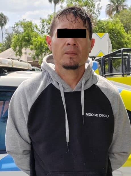Luego de intentar huir a bordo de una motocicleta al observar que se aproximaban oficiales de la Policía de Monterrey, fue detenido por presuntamente encontrarle en su poder 20 envoltorios de plástico que en su interior contenían una sustancia cristalina, similar a la droga tipo cristal.