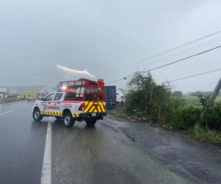 Provoca pavimento mojado carambola en Linares