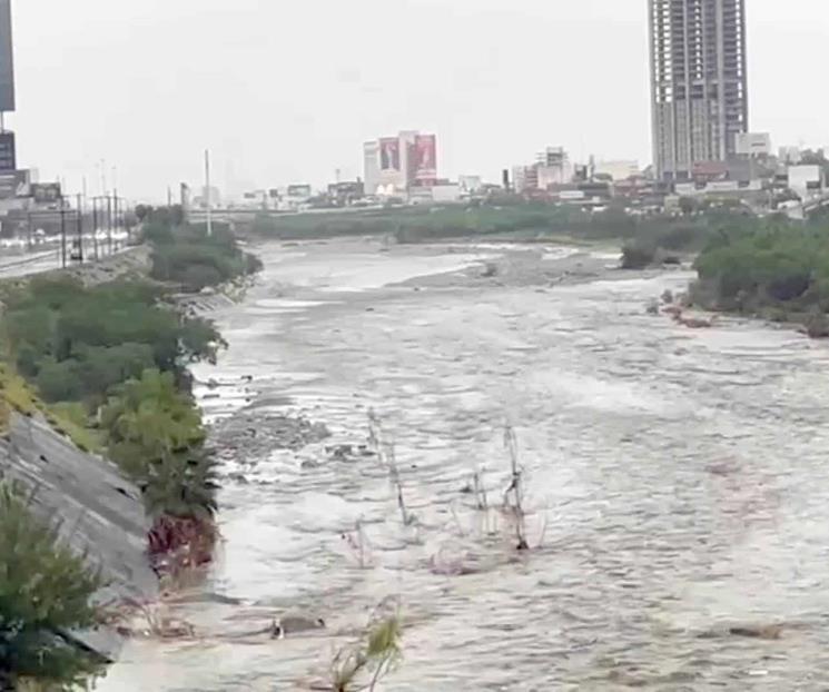 Crece en minutos por lluvias caudal del río Santa Catarina