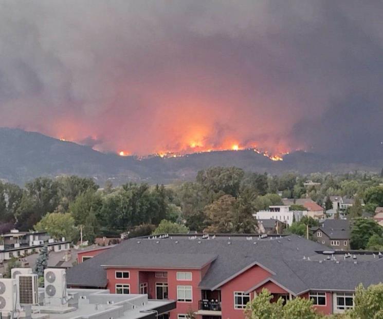 Alcanzan incendios en Canadá zonas turísticas