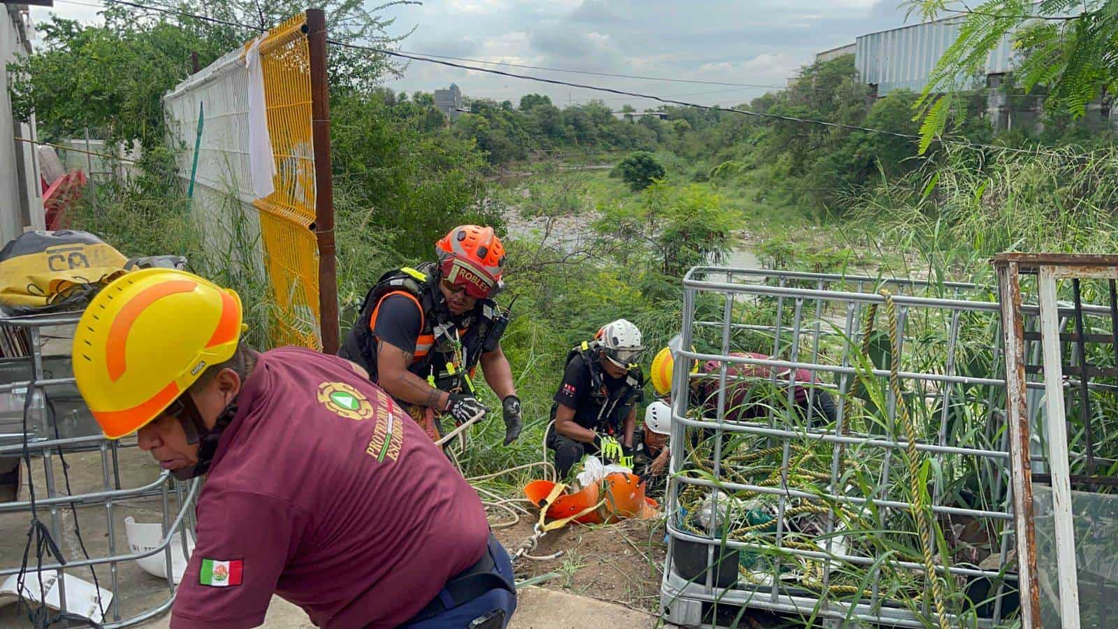 El cuerpo sin vida de la mujer arrastrada el miércoles por la corriente del agua del Río Pesquería, fue encontrado ayer a poco más de un kilómetro de donde la reportaron desaparecida, en la zona conocida como “las cascadas”, Colonia Paso Cucharas Progreso, municipio de Escobedo.