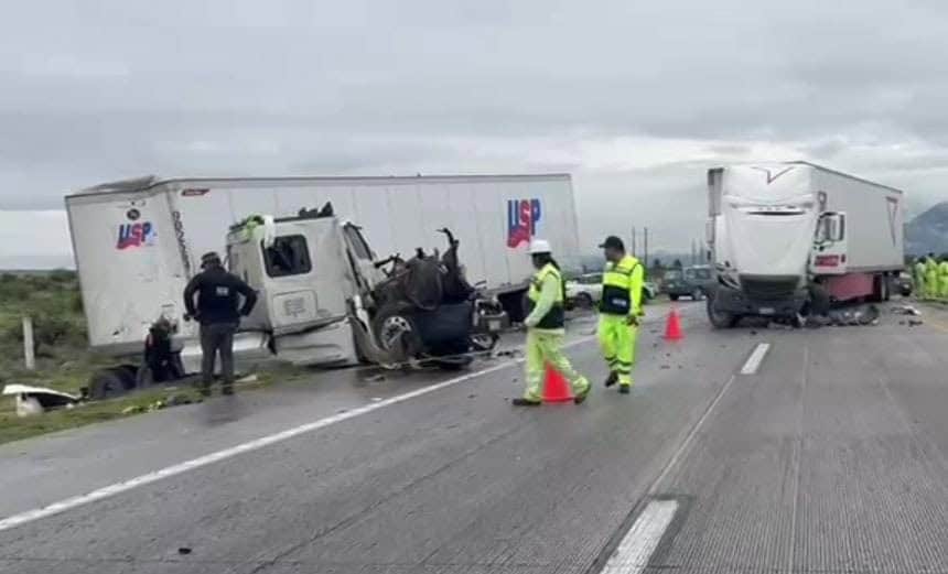 El conductor de un tráiler falleció luego de chocar su unidad contra otra unidad de carga, ayer en la Carretera a Saltillo, municipio de Galeana.