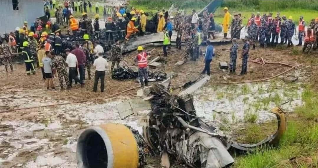 El momento en el que avión con 19 pasajeros se desploma en Nepal