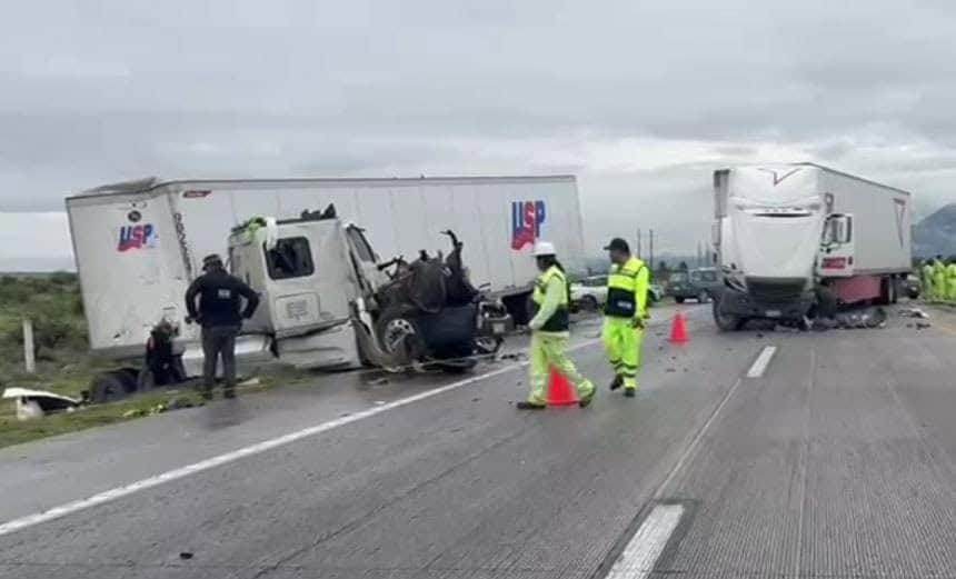 Deja choque entre tráileres un muerto en Galeana