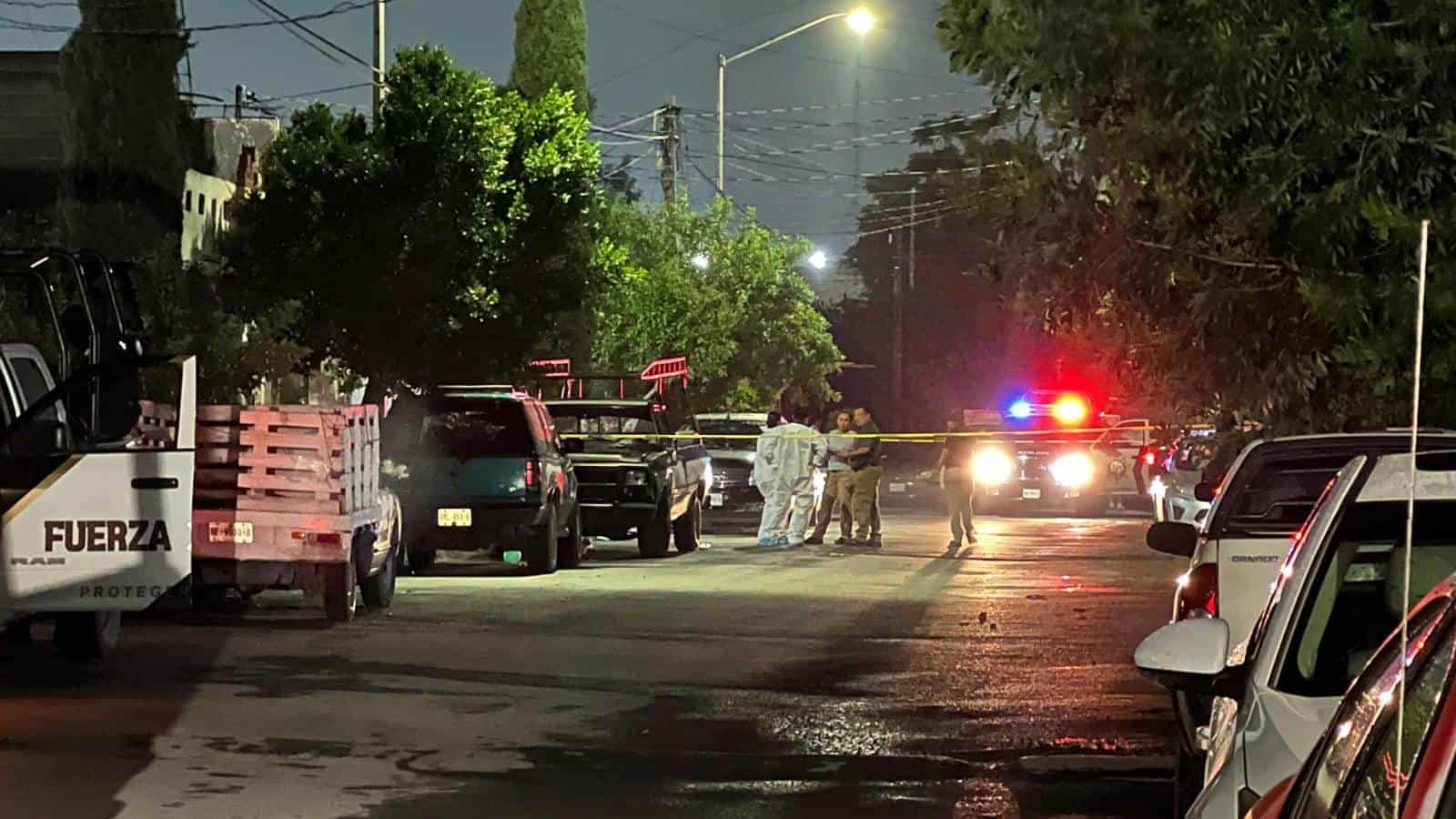 Un hombre fue ejecutado y su esposa resultó lesionada luego de que ingresaron al domicilio hombres armados, dos menores que estaban en el interior quedaron ilesos, la noche del jueves en Apodaca.