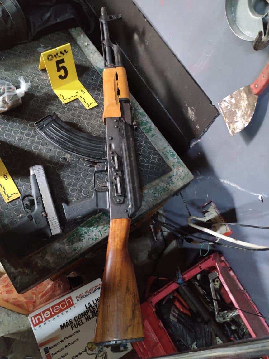 Dos detenidos, y el aseguramiento de un par de armas de fuego, droga y equipo táctico, fue el resultado de un cateo realizado en un domicilio de la colonia Provileón San Bernabé, al norte del municipio de Monterrey.