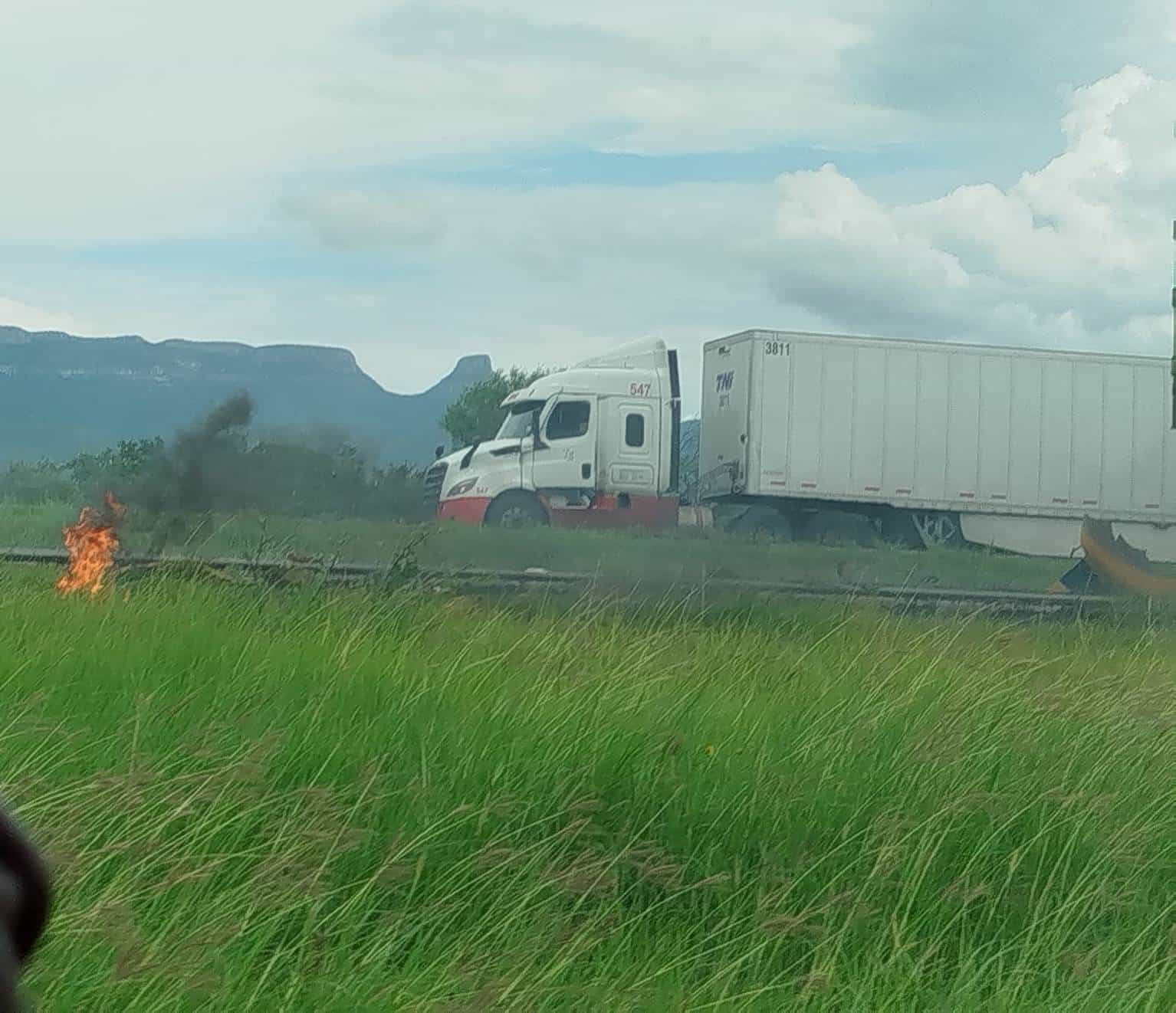 La Autopista Monterrey-Laredo, terminó totalmente colapsada, al registrarse un choque por alcance entre dos vehículos de quinta rueda, en el municipio de Sabinas Hidalgo.